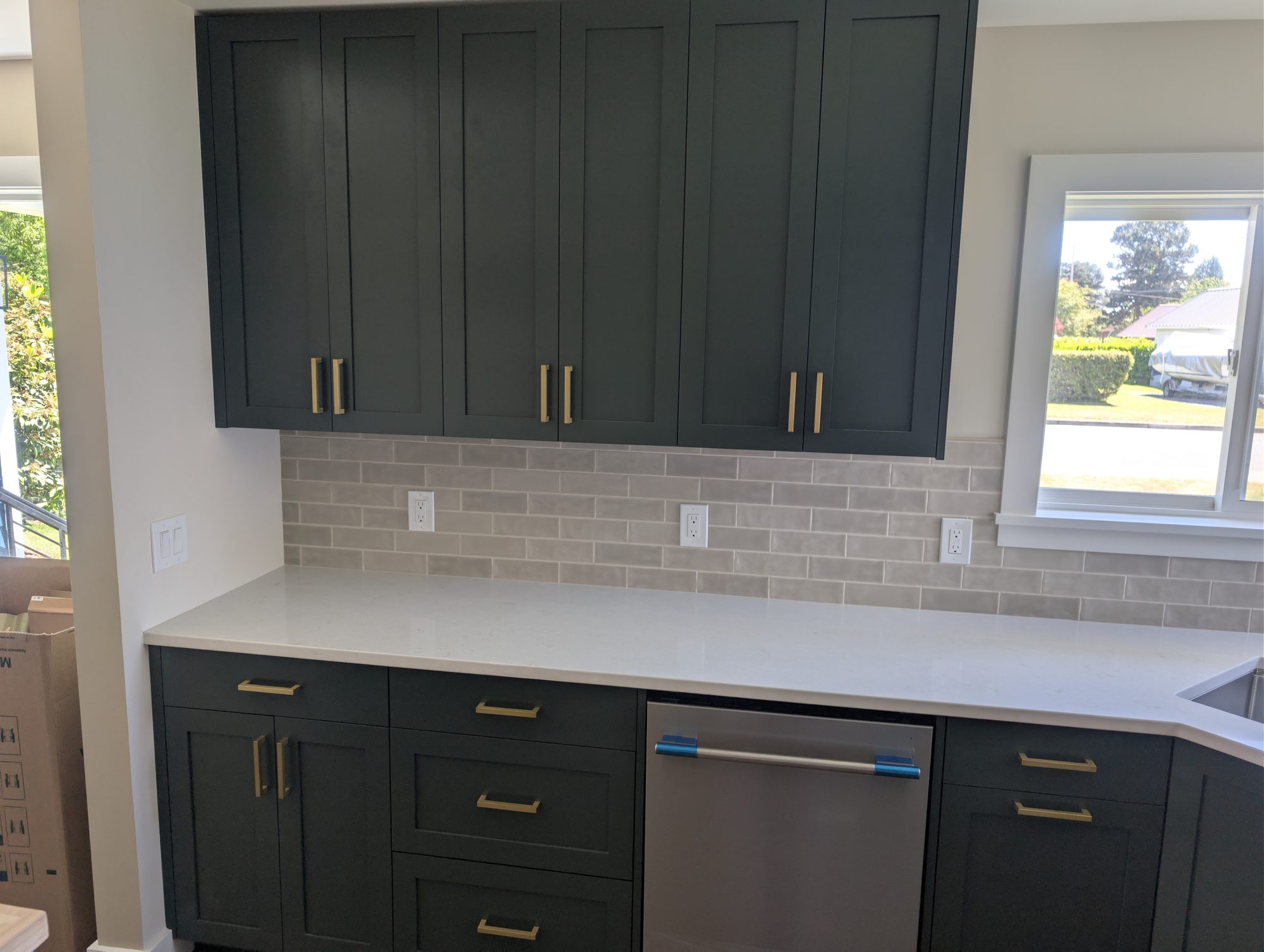 Kitchen with subway tile backsplash and quartz counters